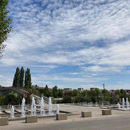 Et Au Pied Coule Une Riviere, Situation Et Vue Ideales Auxerre Eksteriør bilde