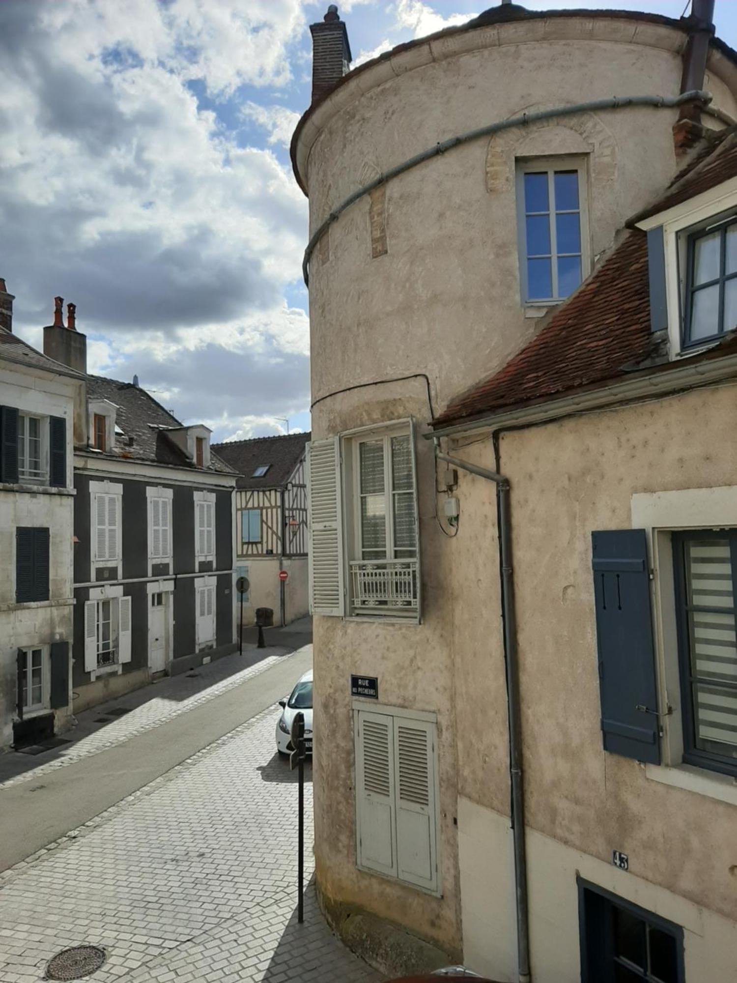Et Au Pied Coule Une Riviere, Situation Et Vue Ideales Auxerre Rom bilde